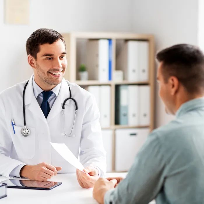 Врач консультирует пациента о лечении
